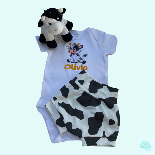 Handgemaakte korte broek voor een baby. Gemaakt van 100% biologisch katoen  en bedrukt met een koeien print. Leuk als kraamcadeautje zeker in combinatie met ons gepersonaliseerde koeien rompertje of de koe knuffel.