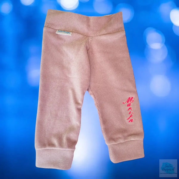 Handgemaakt baby broekje in roze ribstof.  Op het broekpijpje kan de naam van de baby geborduurd worden waardoor het een origineel en uniek kraamcadeau wordt. Ook leuk in combinatie met een gepersonaliseerd rompertje.