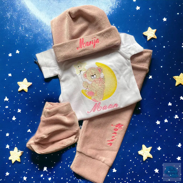 Leuk kraamcadeautje een handgemaakt baby mutsje in Roze rib met geborduurde baby naam Bijpassend zijn een handgemaakt gepersonaliseerd baby broekje en handgemaakte baby sokjes verkrijgbaar waarmee u een leuke set cadeau kan doen. Leuk als kraamcadeau