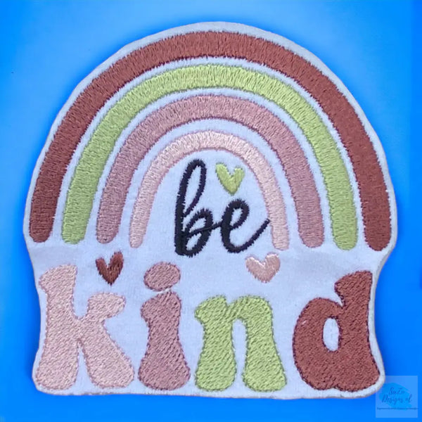 Geborduurd T-shirt met de tekst 'Be Kind', gemaakt van 100% katoen, duurzaam en uniek design