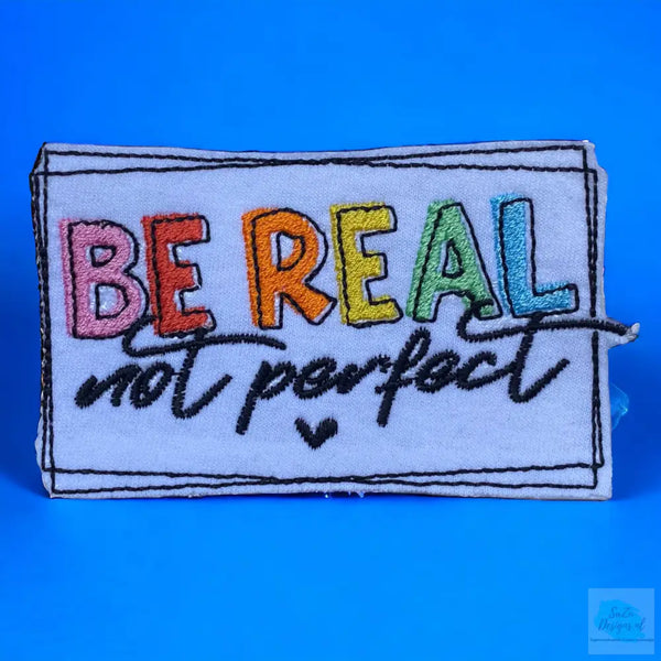 Uniek geborduurd t-shirt met de tekst 'Be Real not perfect in een stijlvolle ronde hals en comfortabele pasvorm