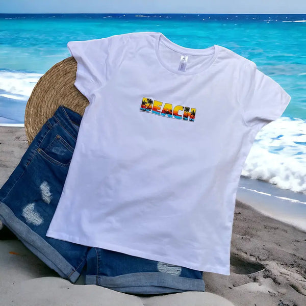 Geborduurd shirt van 100% katoen met de tekst 'BEACH', ideaal voor de zomer.