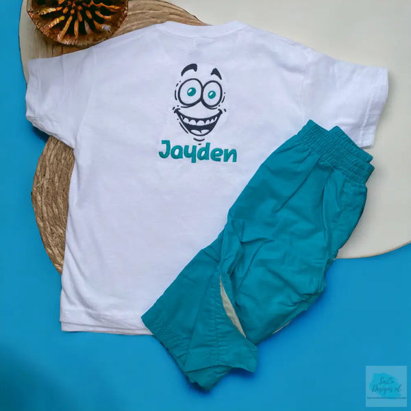 Een leuk geborduurd kindershirt met een blij gezicht. Blij ei. U kunt de naam van uw kind erop laten borduren. Hierdoor heeft u een uniek shirt.