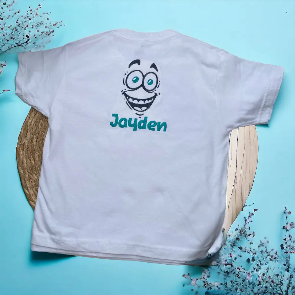 Een leuk geborduurd kindershirt met een blij gezicht. Blij ei. U kunt de naam van uw kind erop laten borduren. Hierdoor heeft u een uniek shirt.