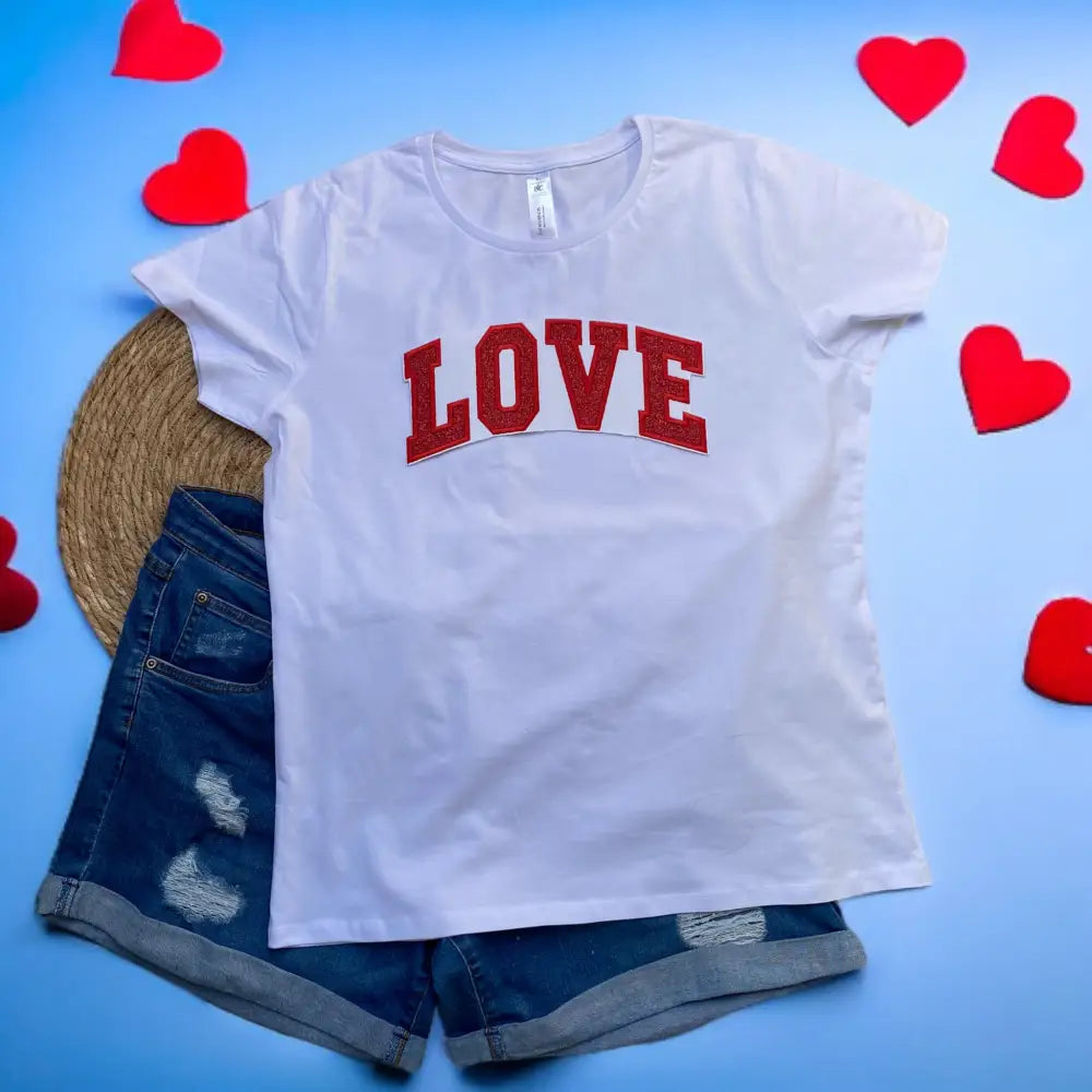 Geborduurd wit t-shirt met de tekst 'Love', handgemaakt en uniek design van 100% katoen