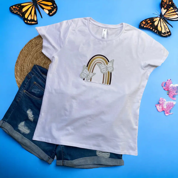 Geborduurd wit t-shirt met kleurrijke regenboog en delicate vlinders, handgemaakt design