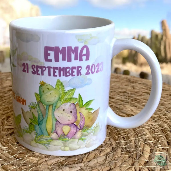 Kinder drinkbeker met naam en geboortedatum. Een leuke mok bedrukt met dinosauriers. Leuk als kraamcadeautje zeker in combinatie met het bijpassende broekje, rokje if gepersonaliseerd rompertje.