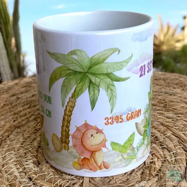 Kinder drinkbeker met naam en geboortedatum. Een leuke mok bedrukt met dinosauriers. Leuk als kraamcadeautje zeker in combinatie met het bijpassende broekje, rokje if gepersonaliseerd rompertje.