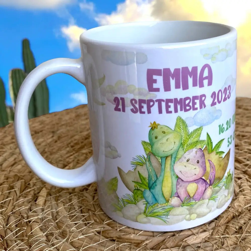 Kinder drinkbeker met naam en geboortedatum. Een leuke mok bedrukt met dinosauriers. Leuk als kraamcadeautje zeker in combinatie met het bijpassende broekje, rokje if gepersonaliseerd rompertje.