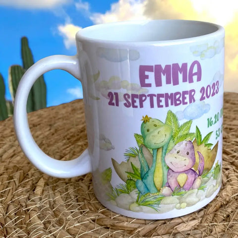 Kinder drinkbeker met naam en geboortedatum. Een leuke mok bedrukt met dinosauriers. Leuk als kraamcadeautje zeker in combinatie met het bijpassende broekje, rokje if gepersonaliseerd rompertje.