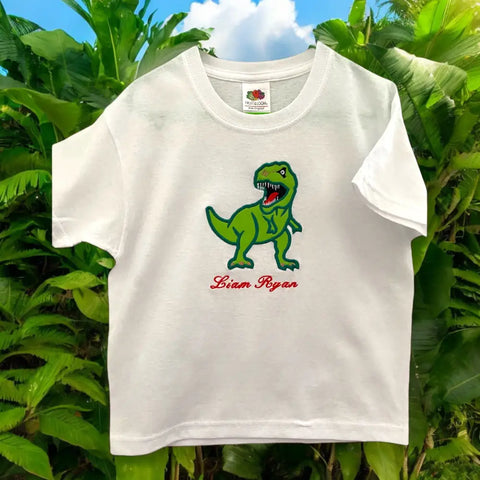 Gepersonaliseerd kindershirt met geborduurde T-REX dinosaurus. Leuk om cadeau te geven aan een kind die door de dinosaurus fase heen gaat. Ze willen dit shirt niet meer uit doen. Echt een uniek kindershirt.