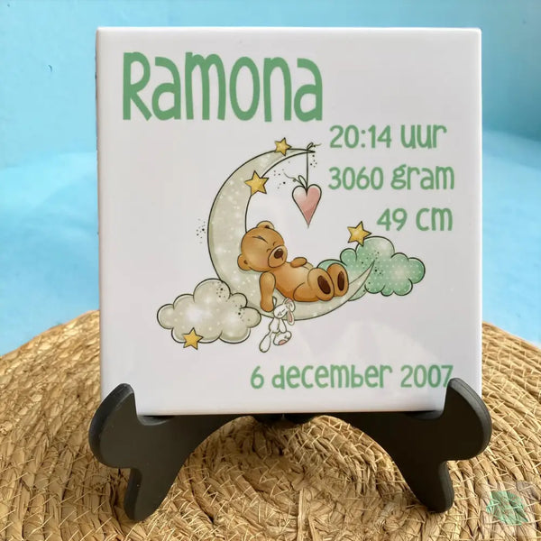 Uniek Kraamcadeautje, bedrukte geboortetegel met naam en geboorte gegevens van de baby met een plaatje van een beertje liggend op de maan. De tekst is of in groen of in roze bedrukt.