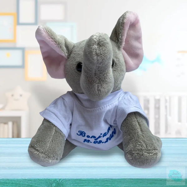 Deze 15 cm hoge olifant wordt voorzien van een los T-shirt waarop de naam van de baby en eventueel de geboortedatum van de baby wordt geborduurd. Hierdoor wordt het een uniek kraamcadeautje. Ook leuk met een van onze olifanten rompertjes met naam.