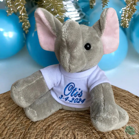 Deze 15 cm hoge olifant wordt voorzien van een los T-shirt waarop de naam van de baby en eventueel de geboortedatum van de baby wordt geborduurd. Hierdoor wordt het een uniek kraamcadeautje. Ook leuk met een van onze olifanten rompertjes met naam.