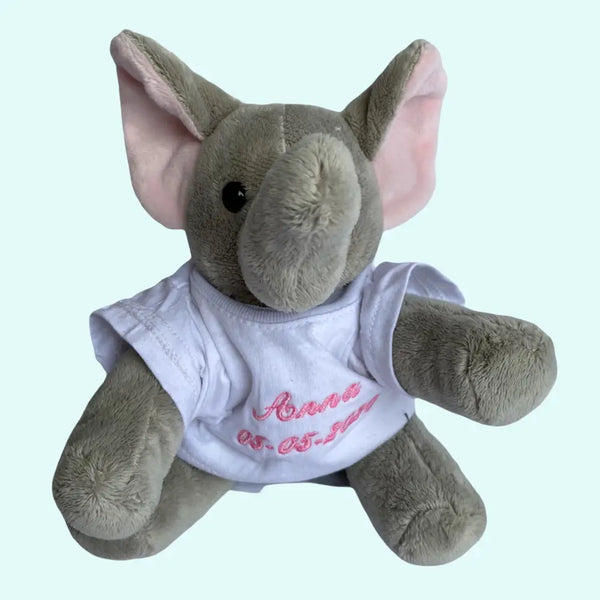 Deze 15 cm hoge olifant wordt voorzien van een los T-shirt waarop de naam van de baby en eventueel de geboortedatum van de baby wordt geborduurd. Hierdoor wordt het een uniek kraamcadeautje. Ook leuk met een van onze olifanten rompertjes met naam.