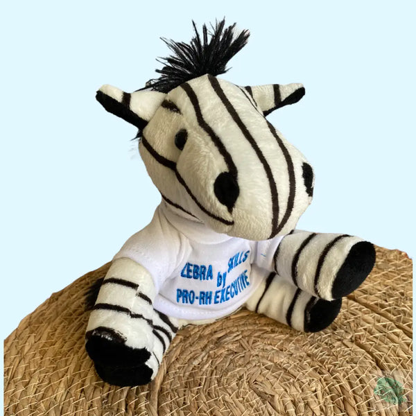 Deze kleine zebra is een super leuk kraamcadeau. De knuffel is maar 15 cm hoog. De geboorteknuffel krijgt een shirtje aan. Op dit shirtje wordt de naam en indien gewenst de geboortedatum van de baby geborduurd.