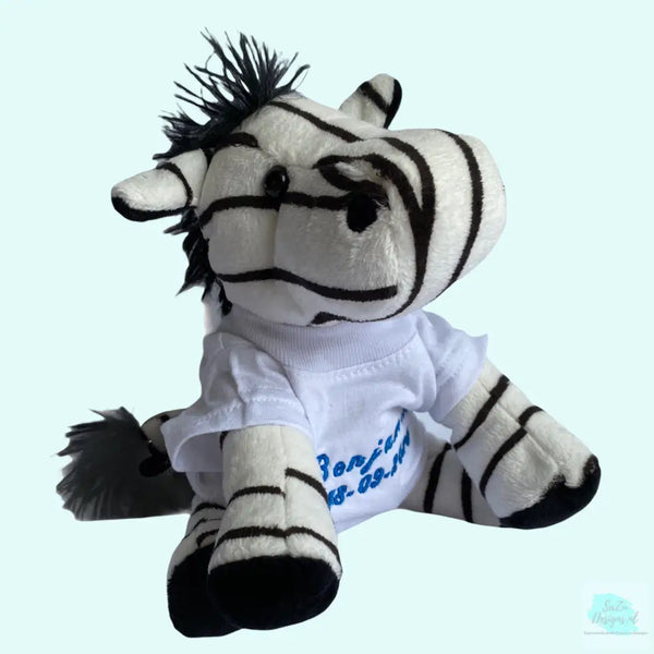 Deze kleine zebra is een super leuk kraamcadeau. De knuffel is maar 15 cm hoog. De geboorteknuffel krijgt een shirtje aan. Op dit shirtje wordt de naam en indien gewenst de geboortedatum van de baby geborduurd.