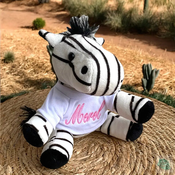 Deze kleine zebra is een super leuk kraamcadeau. De knuffel is maar 15 cm hoog. De geboorteknuffel krijgt een shirtje aan. Op dit shirtje wordt de naam en indien gewenst de geboortedatum van de baby geborduurd.