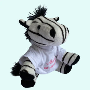 Deze kleine zebra is een super leuk kraamcadeau. De knuffel is maar 15 cm hoog. De geboorteknuffel krijgt een shirtje aan. Op dit shirtje wordt de naam en indien gewenst de geboortedatum van de baby geborduurd.