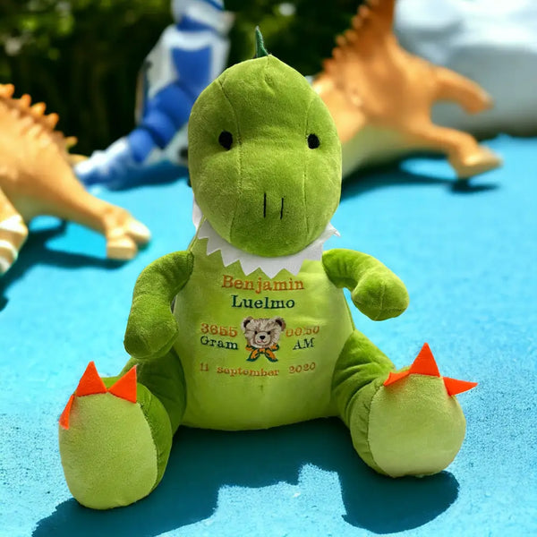 Een geboorteknuffel is een uniek en origineel kraamcadeautje. Zeker als u de geboorteknuffel laat personaliseren met de geboorte gegevens van de nieuwe baby. Op de buik van de dinosaurus  worden de naam en de geboortegegevens van de baby geborduurd.