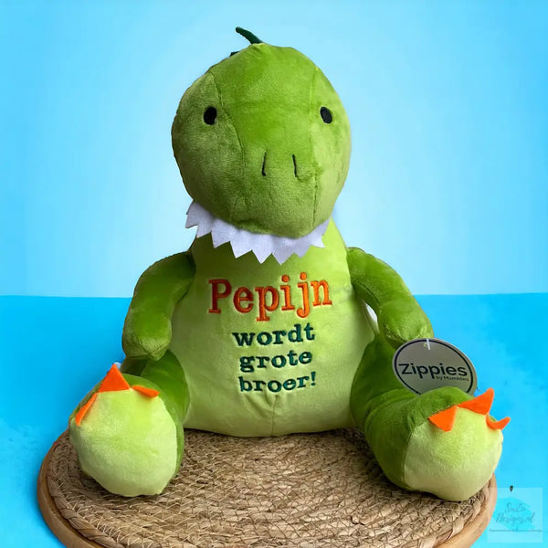 Een geboorteknuffel is een uniek en origineel kraamcadeautje. Zeker als u de geboorteknuffel laat personaliseren met de geboorte gegevens van de nieuwe baby. Op de buik van de dinosaurus  worden de naam en de geboortegegevens van de baby geborduurd.