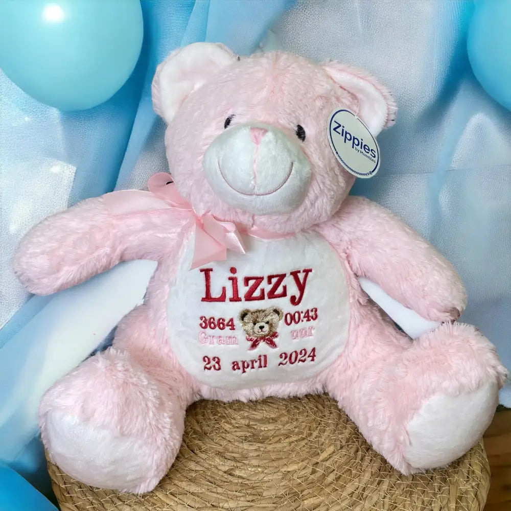 Op de buik van deze 45 cm hoge roze knuffelbeer worden de naam, geboortedatum en andere informatie over de nieuwe baby geborduurd. Hierdoor wordt een een gepersonaliseerd kraamcadeau. Leuk toch je eigen geboorteknuffel?