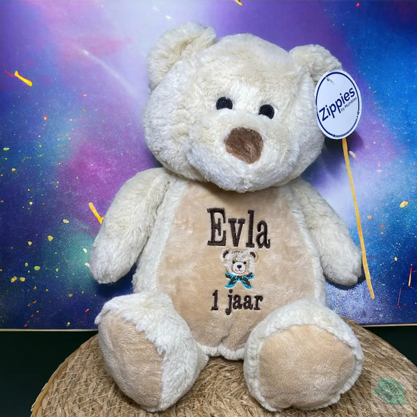 Een geboorteknuffel is een uniek en origineel kraamcadeautje. Zeker als u de geboorteknuffel laat personaliseren met de geboorte gegevens van de nieuwe baby. Op de buik van de bruine teddy beer worden de naam en de geboortegegevens geborduurd.