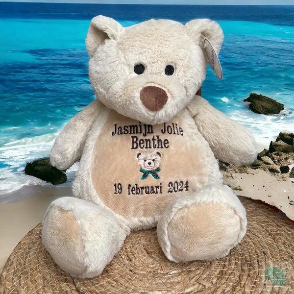 Een geboorteknuffel is een uniek en origineel kraamcadeautje. Zeker als u de geboorteknuffel laat personaliseren met de geboorte gegevens van de nieuwe baby. Op de buik van de bruine teddy beer worden de naam en de geboortegegevens geborduurd.