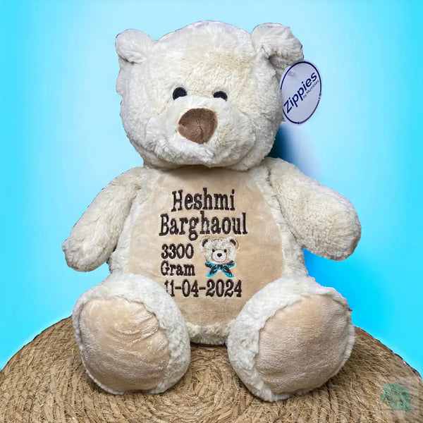 Een geboorteknuffel is een uniek en origineel kraamcadeautje. Zeker als u de geboorteknuffel laat personaliseren met de geboorte gegevens van de nieuwe baby. Op de buik van de bruine teddy beer worden de naam en de geboortegegevens geborduurd.