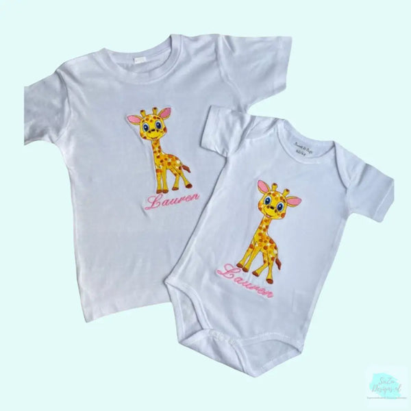 "Kindershirt met geborduurde giraffe, perfect bijpassend met babyromper."