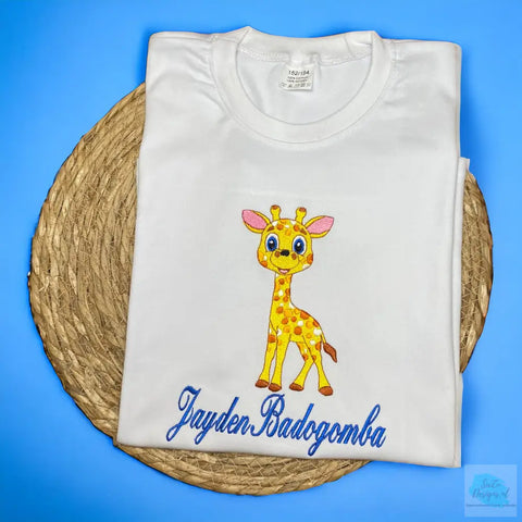 "Kindershirt met geborduurde giraffe, perfect bijpassend met babyromper."