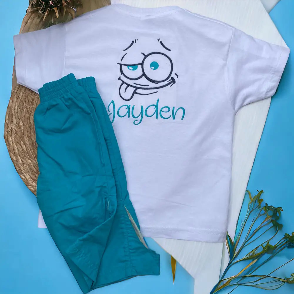 Een leuk geborduurd kindershirt met grappig gezicht. U kunt de naam van uw kind erop laten borduren. Hierdoor heeft u een uniek shirt.