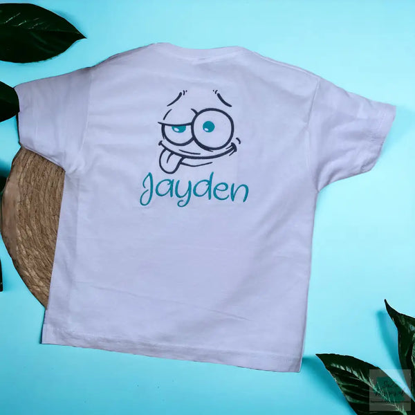 Een leuk geborduurd kindershirt met grappig gezicht. U kunt de naam van uw kind erop laten borduren. Hierdoor heeft u een uniek shirt.