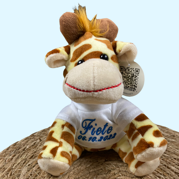 Een leuk klein girafje. Op het losse shirtje van dit 18 cm hoge girafje wordt in het blauw of roze de naam en/of geboortedatum van de nieuwe baby geborduurd. Hierdoor wordt en een leuk kraamcadeautje.