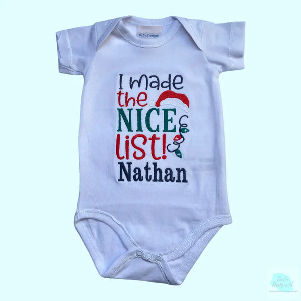 Een gepersonaliseerd baby rompertje speciaal voor de kerstdagen. Het geborduurde rompertje wordt voorzien van de tekst I made the nice list. een leuk kerstcadeautje voor een new born. Ook leuk als kraamcadeautje voor een kerstkindje.