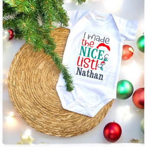 Een gepersonaliseerd baby rompertje speciaal voor de kerstdagen. Het geborduurde rompertje wordt voorzien van de tekst I made the nice list. een leuk kerstcadeautje voor een new born. Ook leuk als kraamcadeautje voor een kerstkindje.