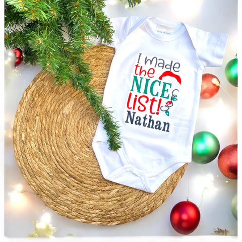 Een gepersonaliseerd baby rompertje speciaal voor de kerstdagen. Het geborduurde rompertje wordt voorzien van de tekst I made the nice list. een leuk kerstcadeautje voor een new born. Ook leuk als kraamcadeautje voor een kerstkindje.