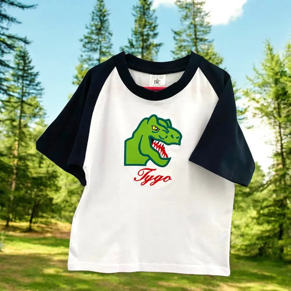 Kindershirt met blauwe of rode mouwen met geborduurde T-Rex kop. Het shirt kan gepersonaliseerd worden. Een leuk shirt voor een kind dat gek is van dinosaurussen. Het shirt is in 2 maten te verkrijgen. Voor andere maten check de andere listing.