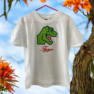 Kindershirt met geborduurde T-Rex kop. Het shirt kan gepersonaliseerd worden. Een leuk shirt voor een kind dat gek is van dinosaurussen.