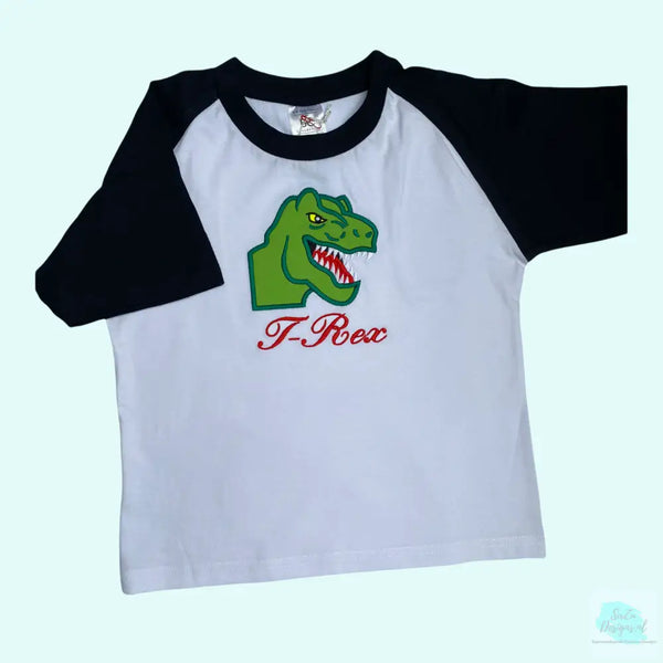 Kindershirt met blauwe of rode mouwen met geborduurde T-Rex kop. Het shirt kan gepersonaliseerd worden. Een leuk shirt voor een kind dat gek is van dinosaurussen. Het shirt is in 2 maten te verkrijgen. Voor andere maten check de andere listing.