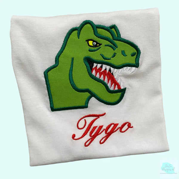 Kindershirt met geborduurde T-Rex kop. Het shirt kan gepersonaliseerd worden. Een leuk shirt voor een kind dat gek is van dinosaurussen.