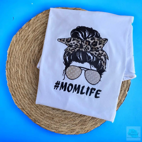 Geborduurd wit t-shirt met de tekst 'Mom Life', handgemaakt van 100% katoen, perfect cadeau voor moeders