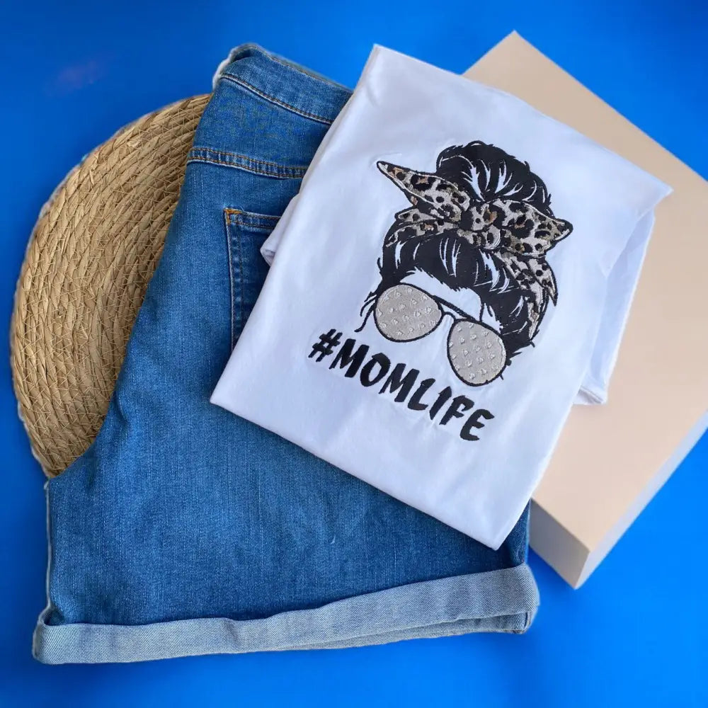 Geborduurd wit t-shirt met de tekst 'Mom Life', handgemaakt van 100% katoen, perfect cadeau voor moeders.