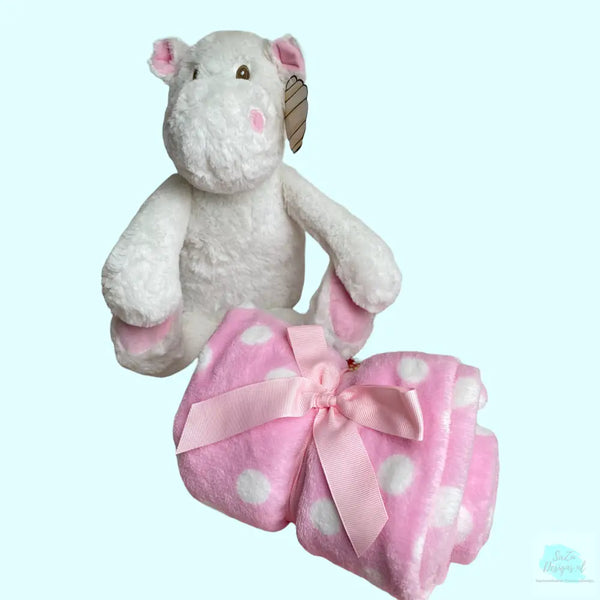 Dit lieve pluche nijlpaardje knuffeltje houdt een gepersonaliseerd dekentje vast. Door de naam op het dekentje te laten borduren heeft u een uniek en gepersonaliseerd kraamcadeautje. Beschikbaar in blauw en roze.