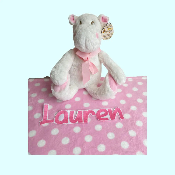 Dit lieve pluche nijlpaardje knuffeltje houdt een gepersonaliseerd dekentje vast. Door de naam op het dekentje te laten borduren heeft u een uniek en gepersonaliseerd kraamcadeautje. Beschikbaar in blauw en roze.