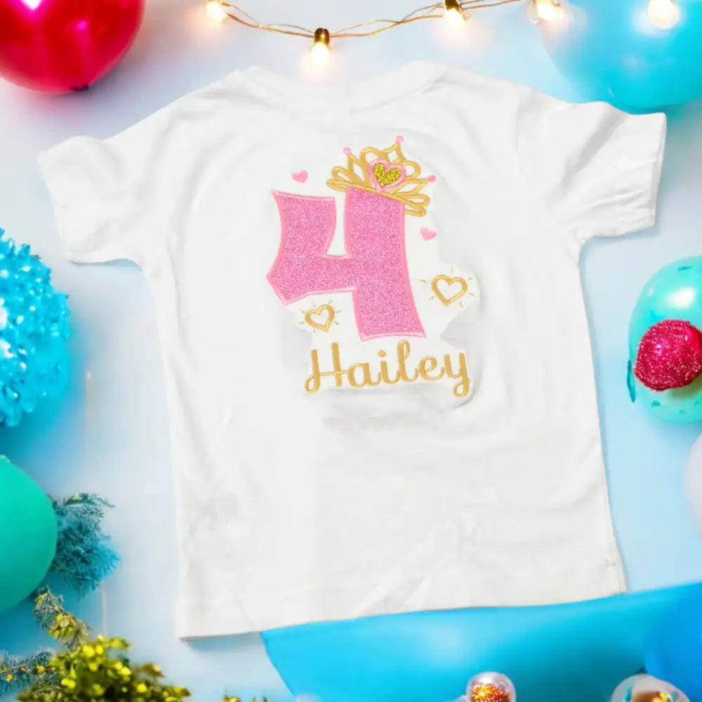 Een prinsessen thema feestje is een leuk thema voor een  verjaardagfeest. Dit verjaardagshirt met een geborduurd cijfer met een kroon past goed in het prinsessenthema verjaardagfeestje. Het verjaardagshirt is verkrijgbaar voor  de leeftijden 1 tm 9.