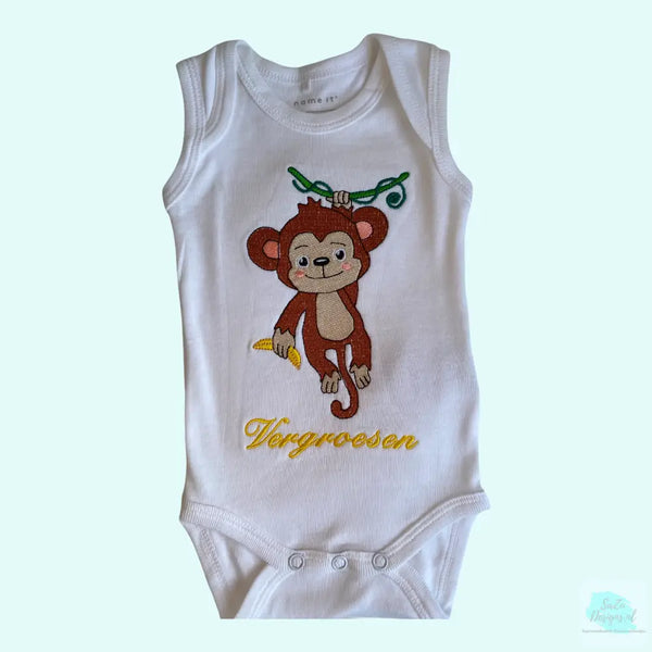 Een gepersonaliseerd rompertje met geborduurde aap met gele banaan en baby naam in geel. Echt een leuk persoonlijk kraamcadeautje. De rompertjes van SaZu Designs zijn verkrijgbaar in wit en zwart, met lange en korte mouw, in de maten 50 tm 68.