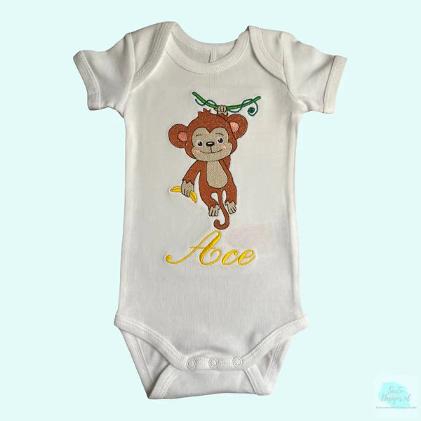 Een gepersonaliseerd rompertje met geborduurde aap met gele banaan en baby naam in geel. Echt een leuk persoonlijk kraamcadeautje. De rompertjes van SaZu Designs zijn verkrijgbaar in wit en zwart, met lange en korte mouw, in de maten 50 tm 68.