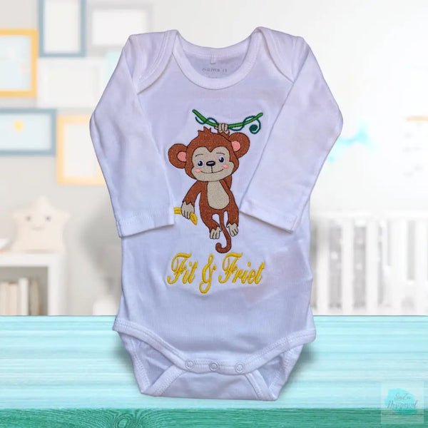 Een gepersonaliseerd rompertje met geborduurde aap met gele banaan en baby naam in geel. Echt een leuk persoonlijk kraamcadeautje. De rompertjes van SaZu Designs zijn verkrijgbaar in wit en zwart, met lange en korte mouw, in de maten 50 tm 68.