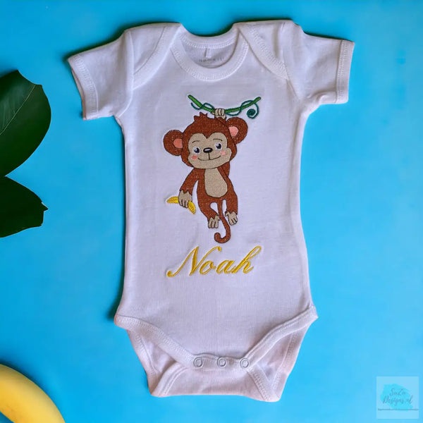 Een gepersonaliseerd rompertje met geborduurde aap met gele banaan en baby naam in geel. Echt een leuk persoonlijk kraamcadeautje. De rompertjes van SaZu Designs zijn verkrijgbaar in wit en zwart, met lange en korte mouw, in de maten 50 tm 68.